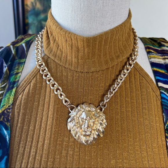 Jewelry - Gold Lion Short Thick Chain Necklace
